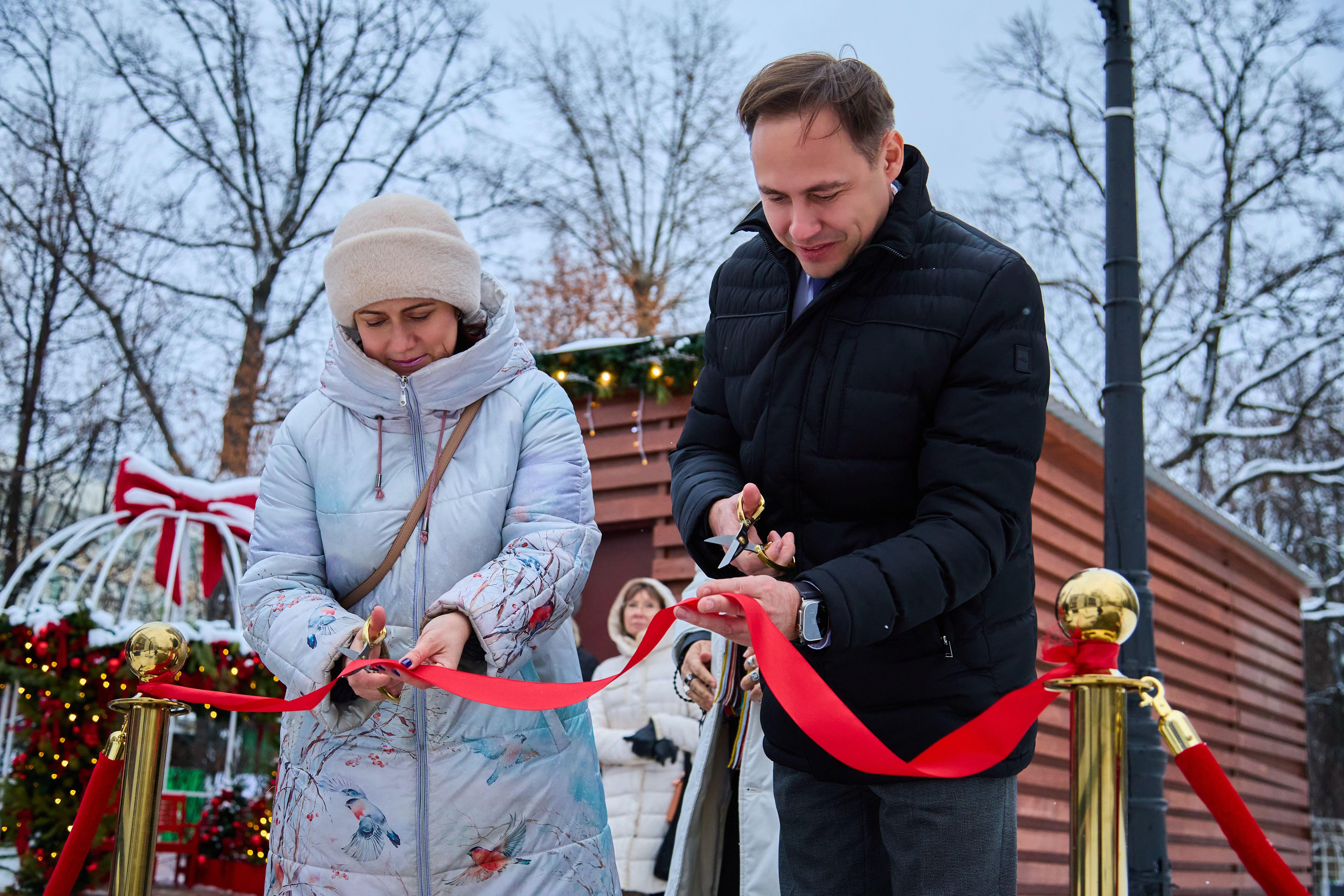 Член совета директоров RCG Андрей Антипов совместно с генеральным директором ООО «ТРИПТУРУС» Светланой Чичкиной перерезают красную ленту. Фото АО