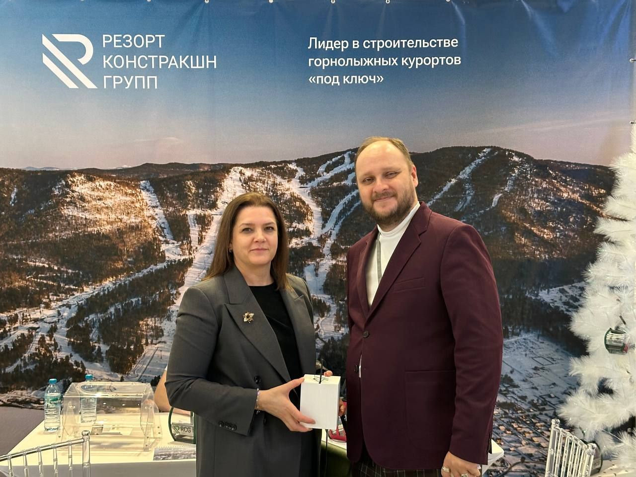 Депутат ГД Наталья Костенко и директор по маркетингу и развитию RCG Игорь Каверзин (фото АО 