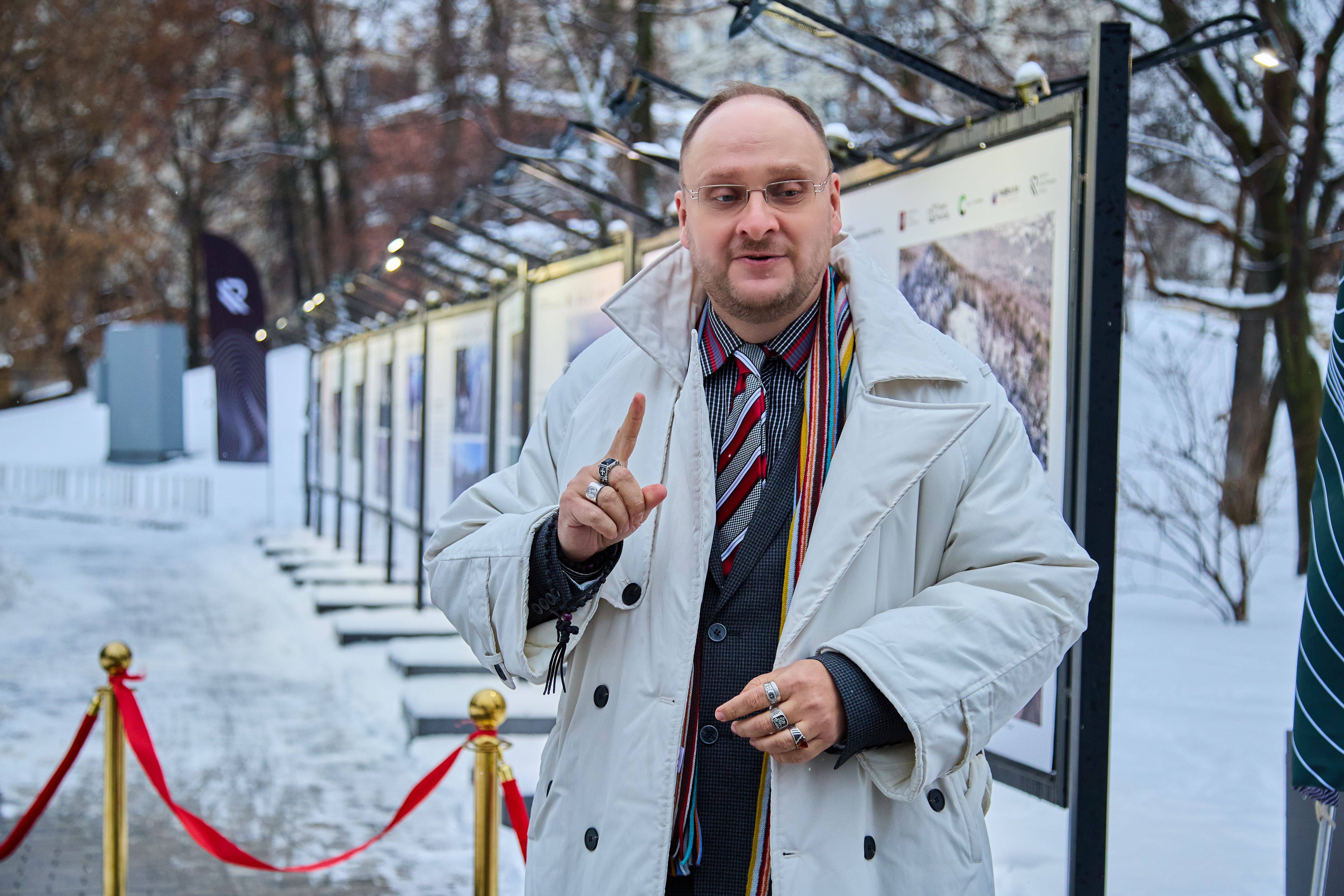 Директор по маркетингу и развитию RCG Игорь Каверзин произносит вступительное слово перед открытием выставки в саду им. Баумана Фото: АО 