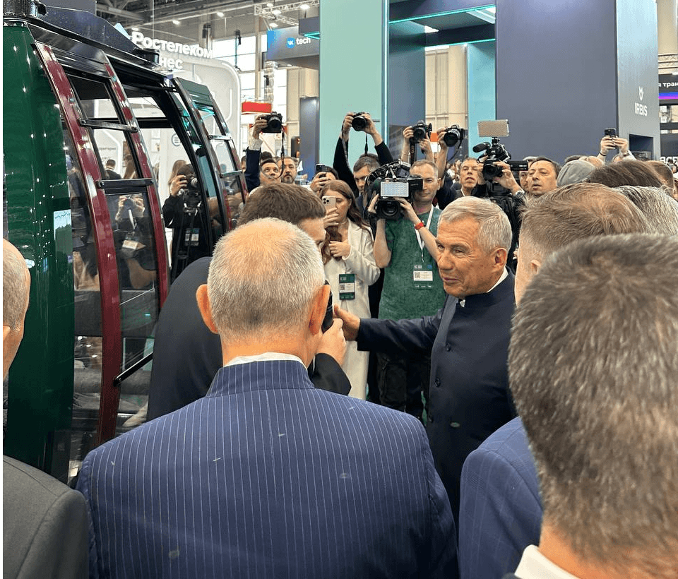 Глава (раис) Республики Татарстан Рустам Нургалиевич Минниханов посещает стенд RCG в рамках выставки Digital Kazan Week 2025 (фото АО «Резорт Констракшн Групп»)