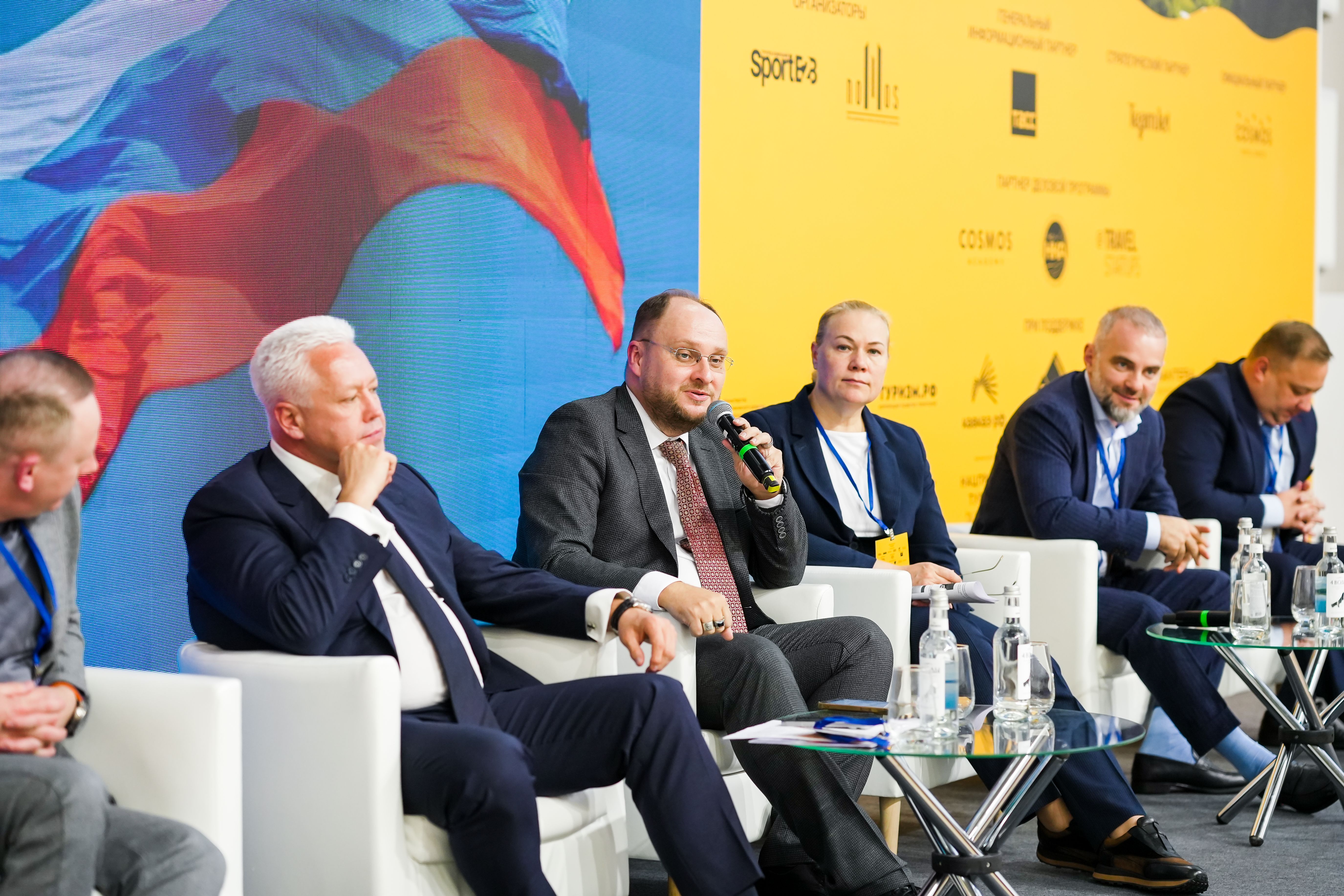 Выступление Директора по маркетингу и развитию RCG Игоря Каверзина на пленарном заседании ФТТ  (фото Форума туристических территорий)