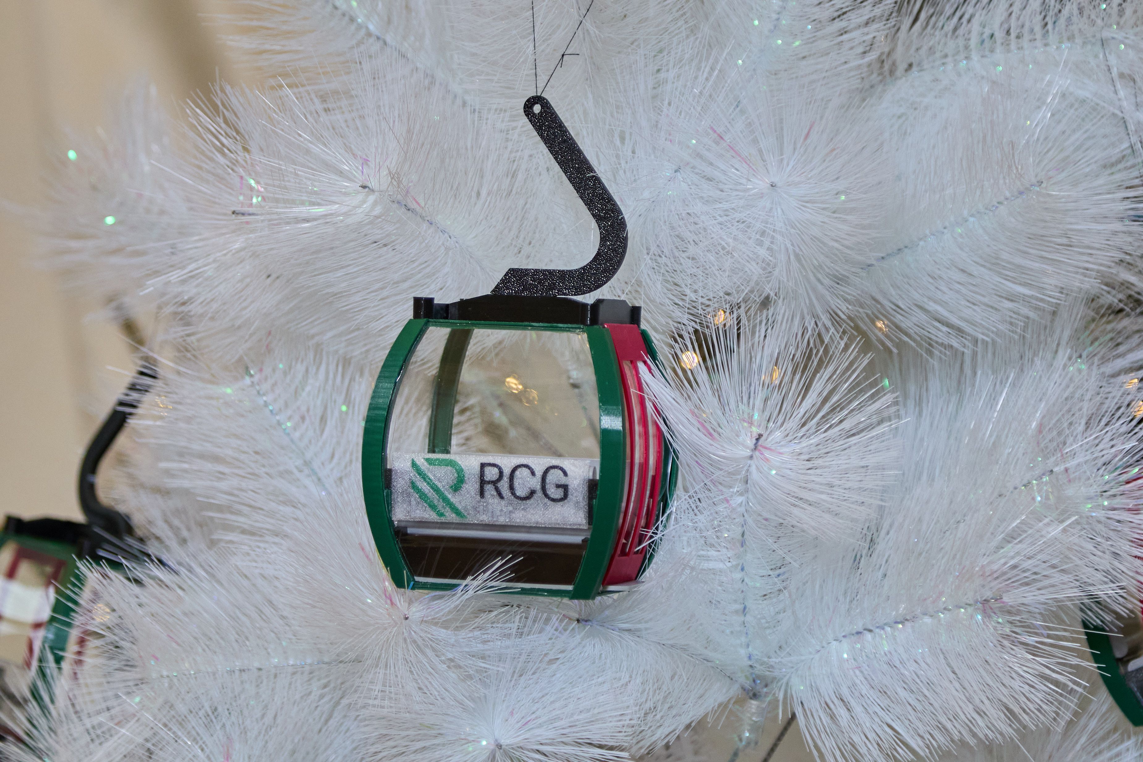 Ёлочная игрушка в виде кабинки RCG. Фото: АО