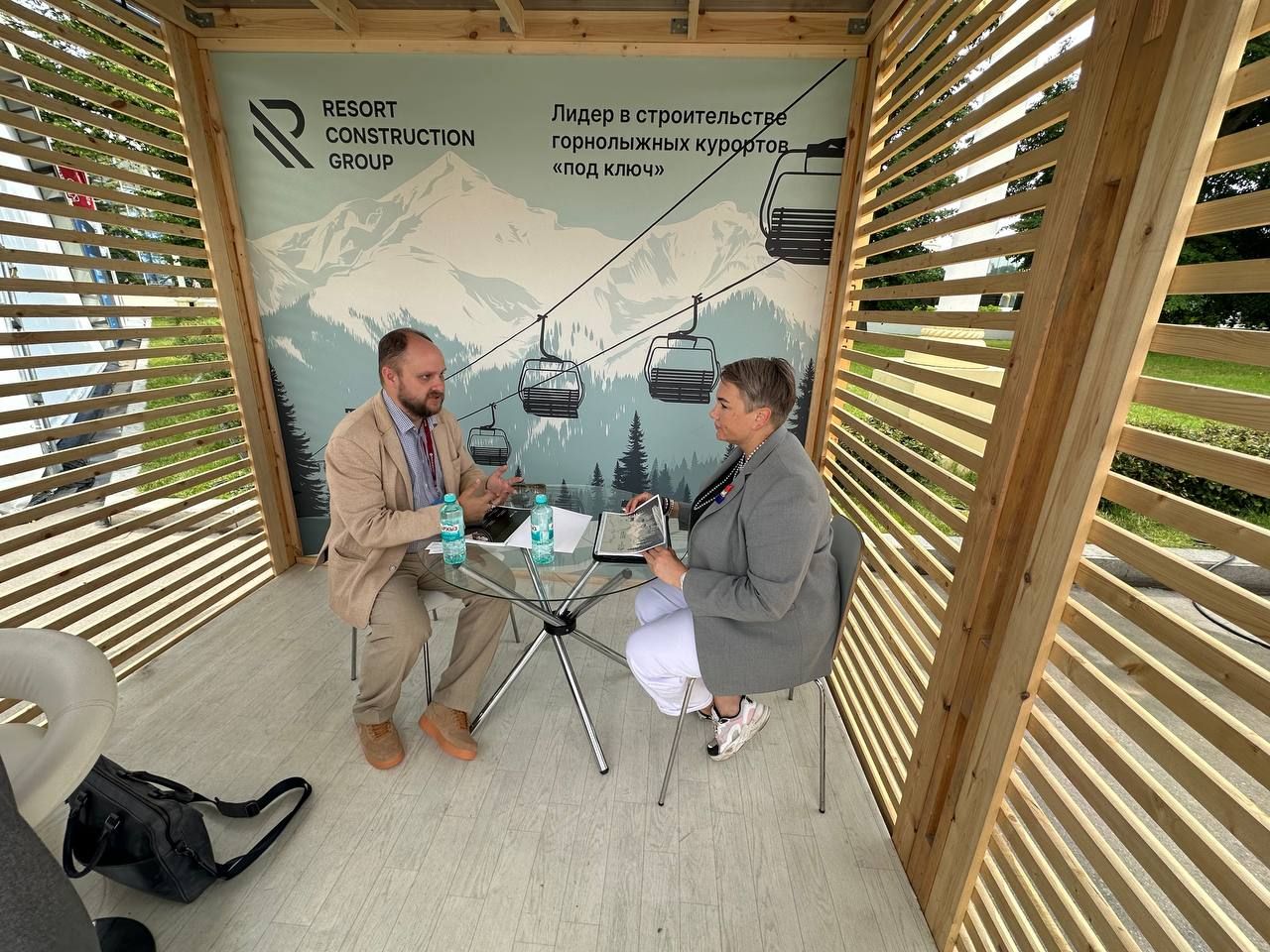 Министр предпринимательства и туризма Владимирской области Юлия Бояркина посещает стенд RCG в рамках форума 